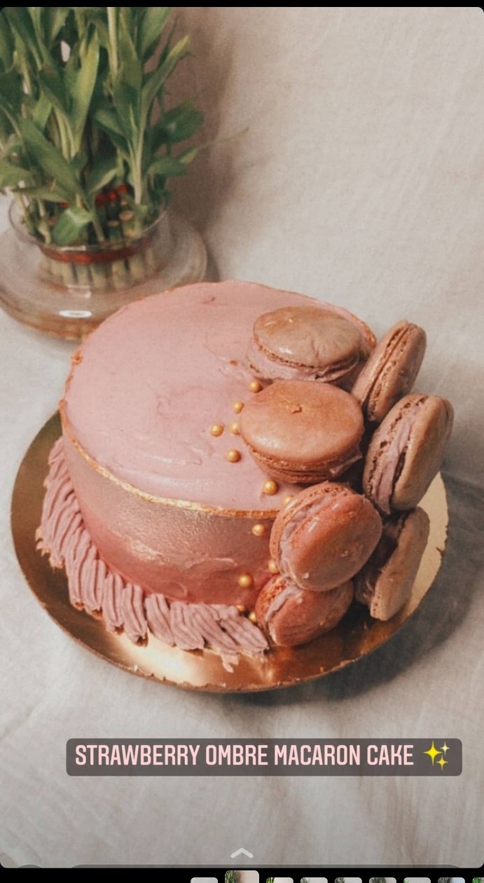 Strawberry ombre macaron cake